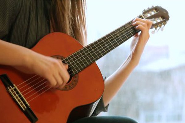 Chơi đàn Guitar Classic